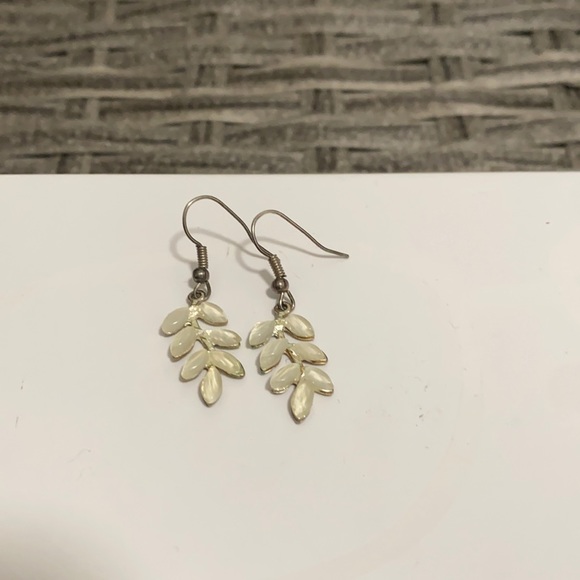 Mother of pearl hanging earrings reminiscent of snow covered foliage - Picture 3 of 4